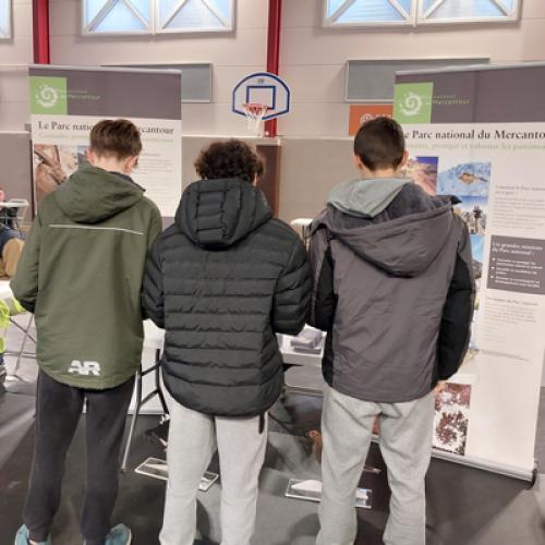 Échanges avec des collégiens au Forum des Métiers de Breil-sur-Roya © F. Chapelet / PnM