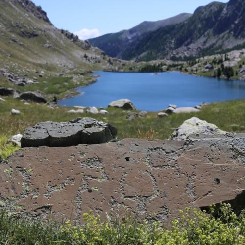 Vallée des Merveilles, des gravures protohistoriques au dessus du Lac Long des Merveilles. À découvrir accompagné d'un guide. © I. Lhommedet / PnM