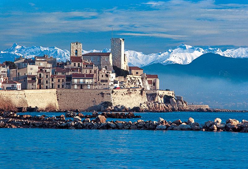 La vieille ville d'Antibes sur ses remparts au petit matin, face à la chaîne des sommets du Mercantour enneigés