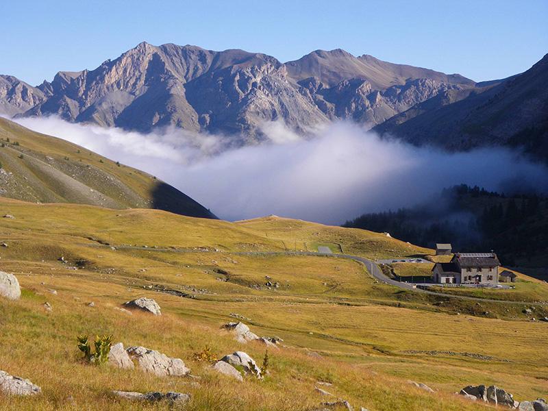 Le refuge de la Cayolle à la fin du mois d'août, une mer de nuages stationne au fond de la vallée du Bachelard