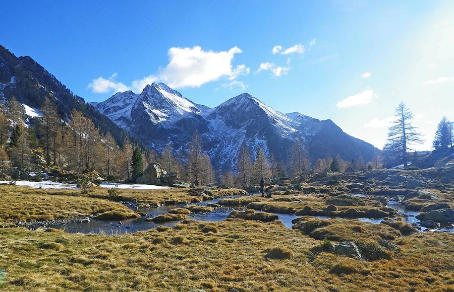 Vue sur les cimes de l'Agnellière (2700 m) à gauche et des Juisses (2580 m) à doite depuis les Sagnes près du refuge de la Cougourde au mois de novembre dans le vallon du haut Boréon