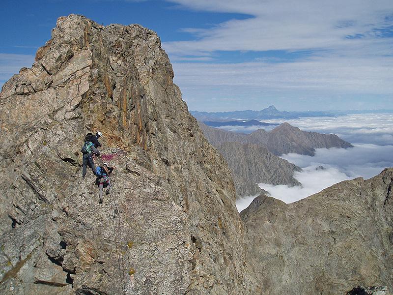 Alpinistes sur une paroi des crêtes de la Malédie (3059m)