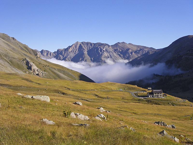 Le refuge du col de la Cayolle à la fin du mois d'août. Une mer de nuage stationne au fond de la vallée du Bachelard