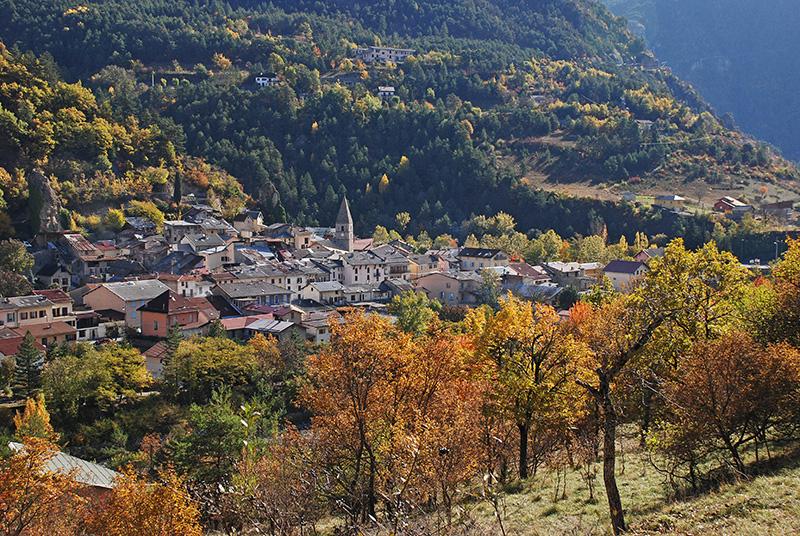  Le village de Guillaumes en automne