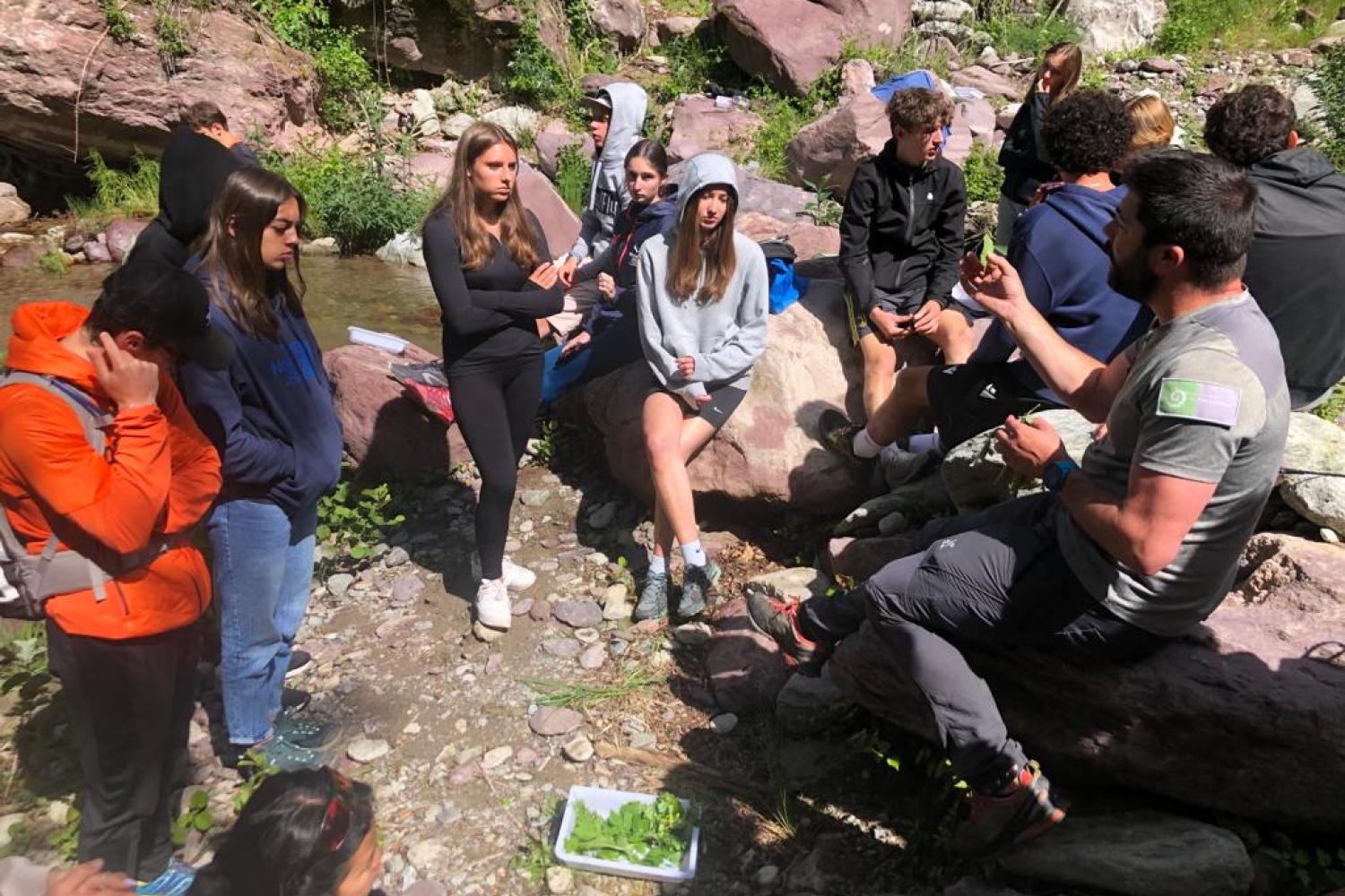 Des lycéens de Valdeblore au chevet du torrent de Millefonts © R. Lurion / PnM