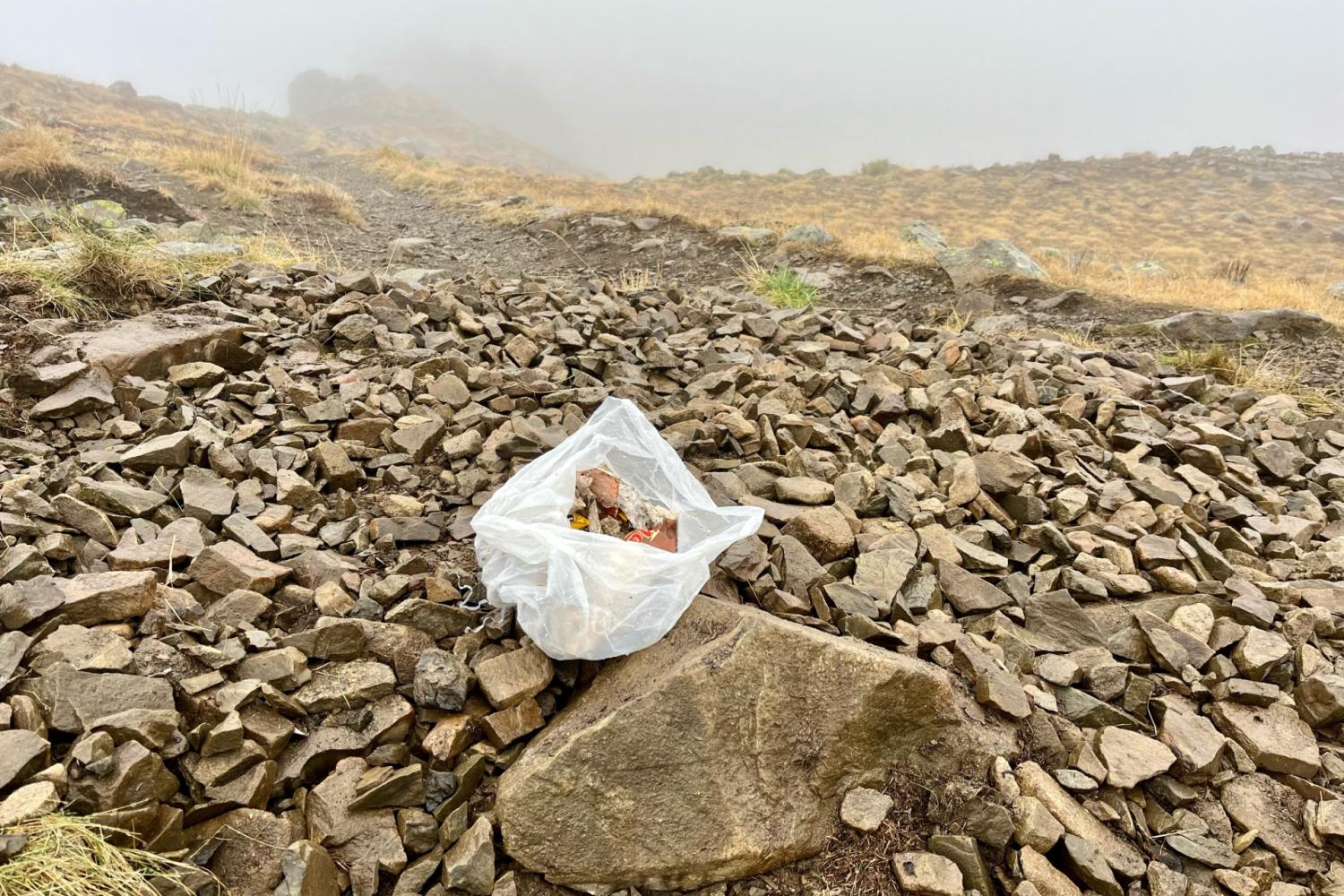 Un cairn n'est pas une poubelle ! © M. Jung / PnM