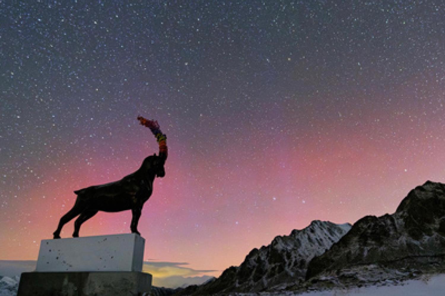 Une aurore boréale dans le ciel du Mercantour