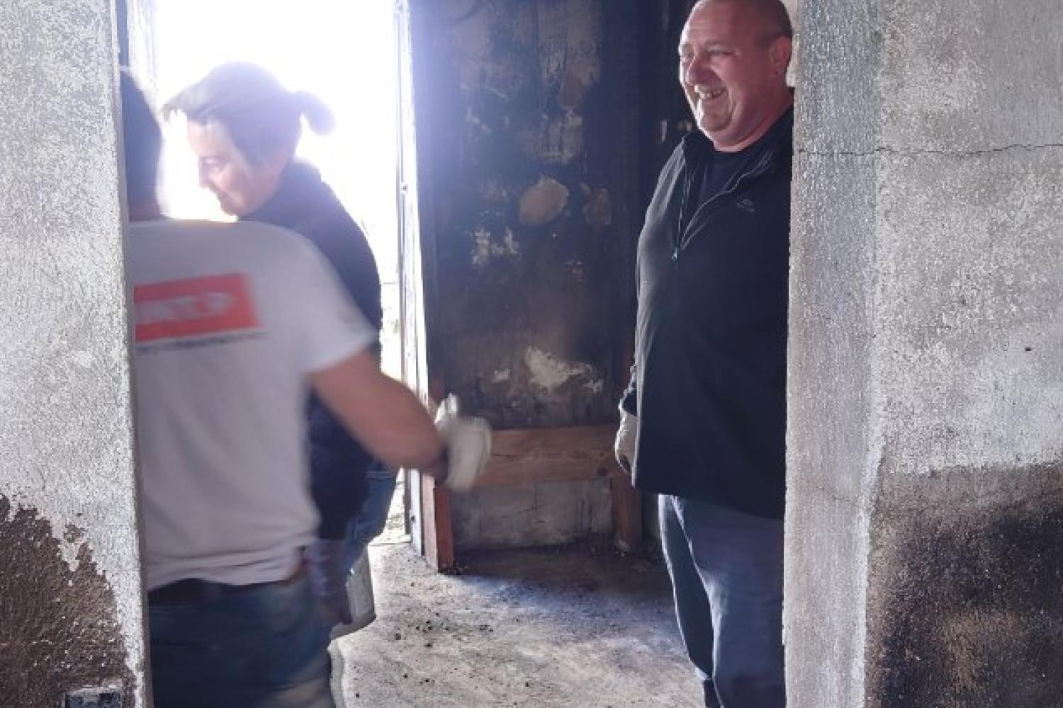 Opération nettoyage post-incendie dans une cabane pastorale de la Bévéra © F. Caillol / PnM