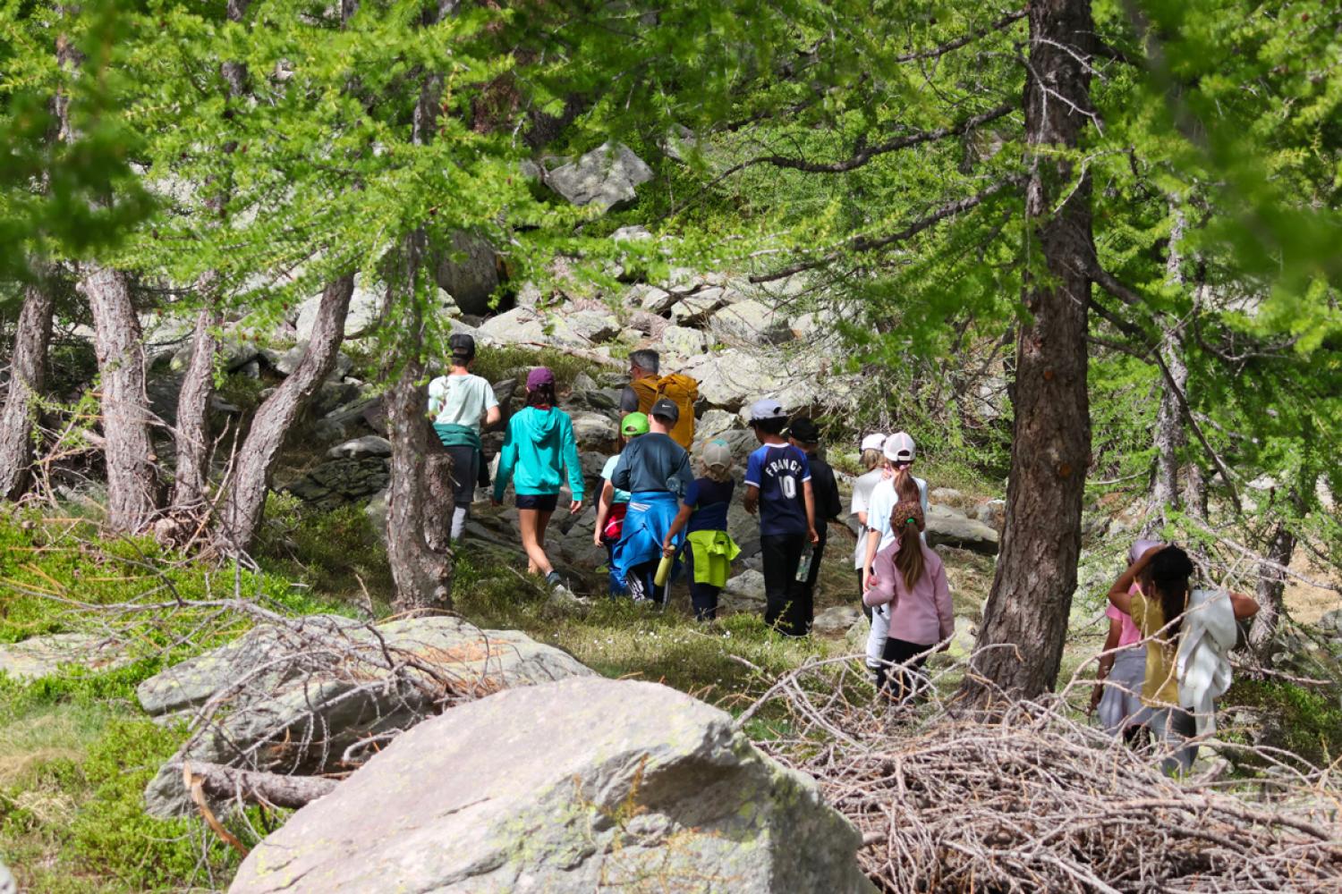 Les écoliers de Tende dans la Vallée des Merveilles © P.-A. Varlez / PnM