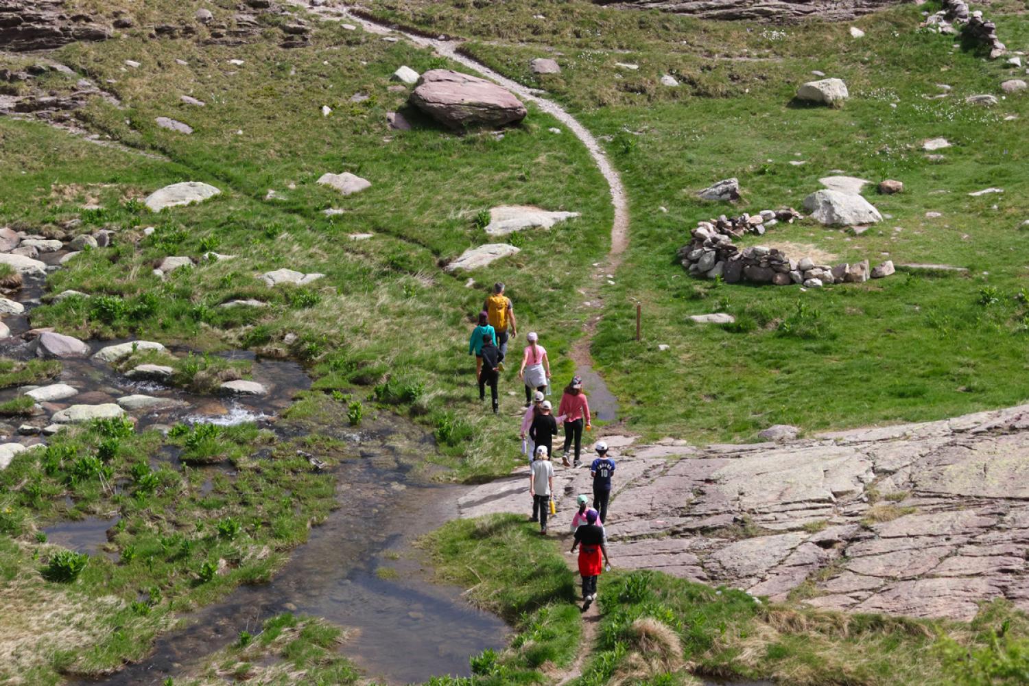 Les écoliers de Tende dans la Vallée des Merveilles © P.-A. Varlez / PnM