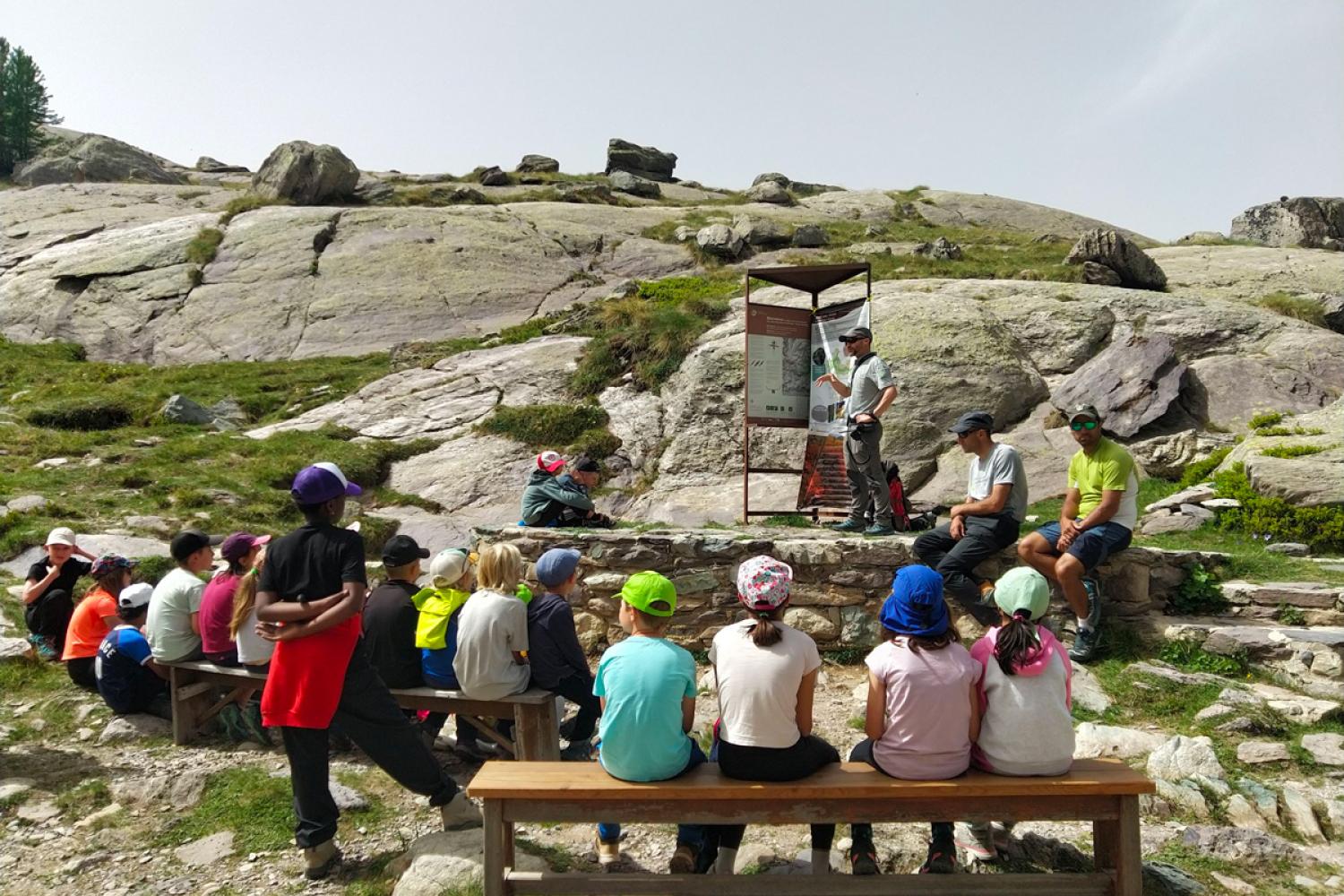 Les écoliers de Tende dans la Vallée des Merveilles © P.-A. Varlez / PnM