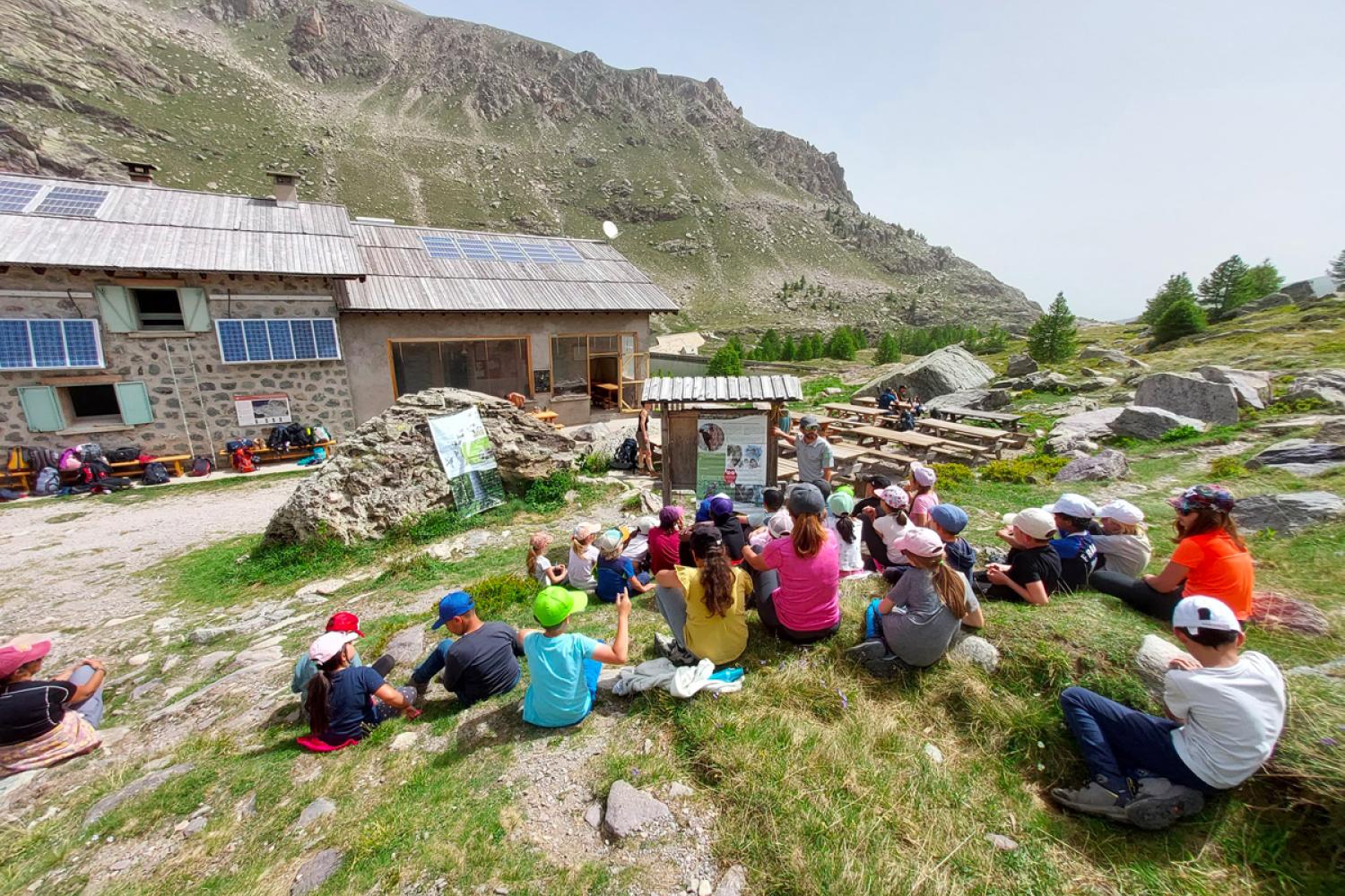 Les écoliers de Tende dans la Vallée des Merveilles © P.-A. Varlez / PnM