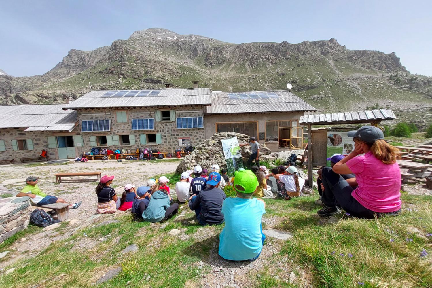 Les écoliers de Tende dans la Vallée des Merveilles © P.-A. Varlez / PnM