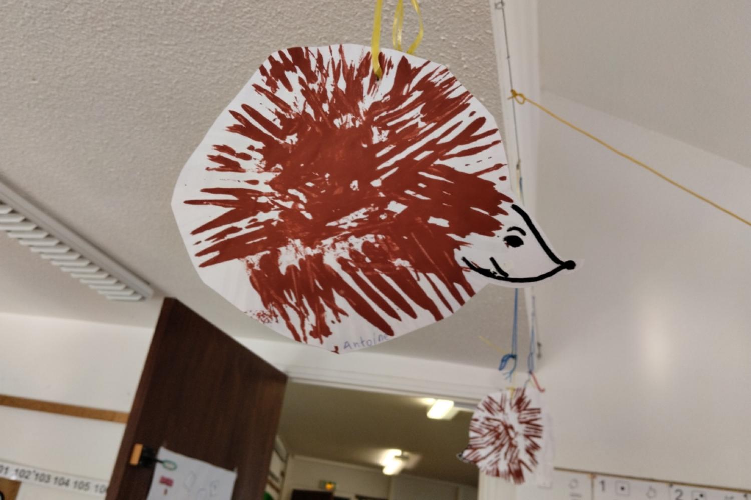 Un dessin de hérisson sur papier suspendu au plafond© M. Bensa / PnM